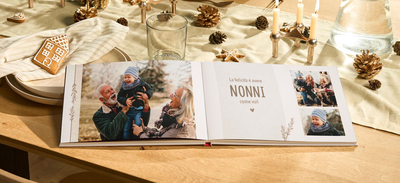 La famiglia festeggia con un CEWE FOTOBUCH. Un'immagine piena di bei momenti.