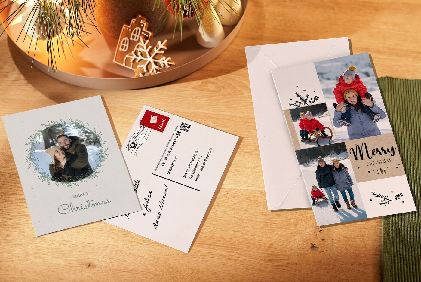 Incantevoli cartoline natalizie dal design affettuoso. Una con coppia in ghirlanda verde, l’altra con famiglia nella neve.