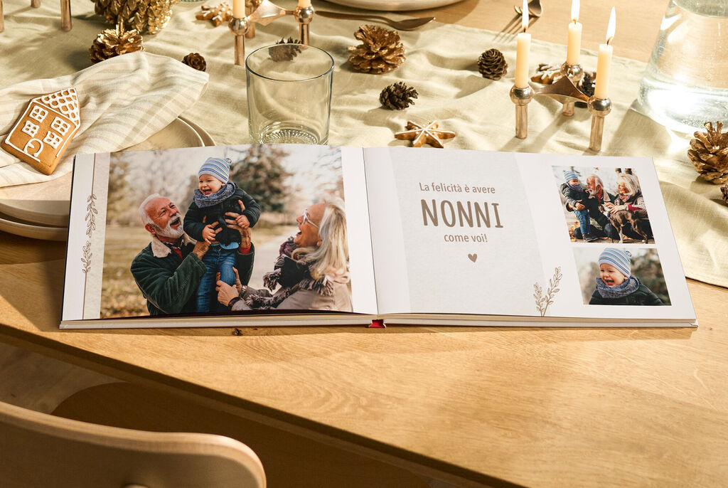 Una famiglia felice guarda un CEWE FOTOBUCH con momenti affettuosi con un bambino.
